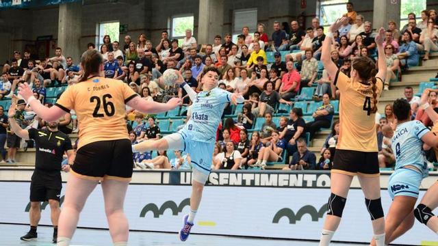 Laura Magdaleno lanza a puerta en uno de los partidos de la fase de ascenso.
