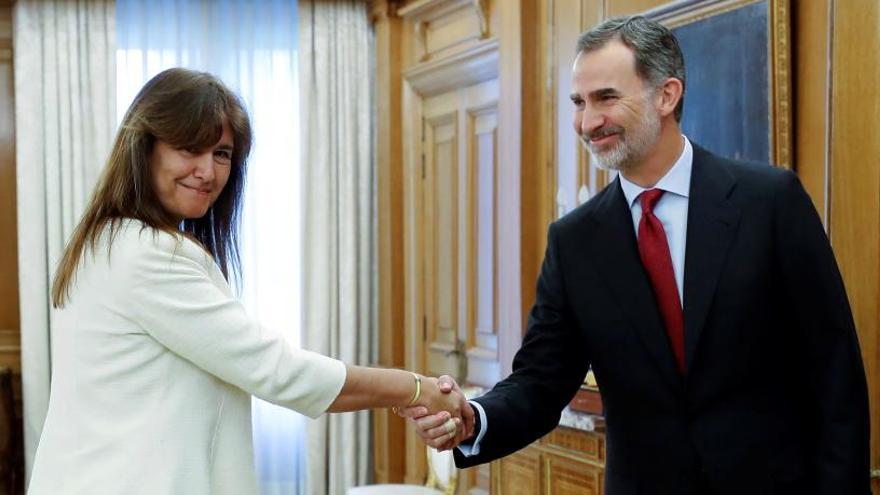 Laura Borrás saluda a Felipe VI.