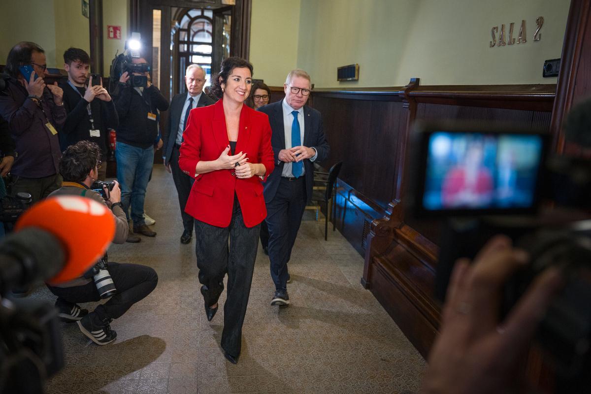 Llegada de la consellera d'Economia i Finances, Alícia Romero, a la entrega el proyecto de presupuestos al Parlament