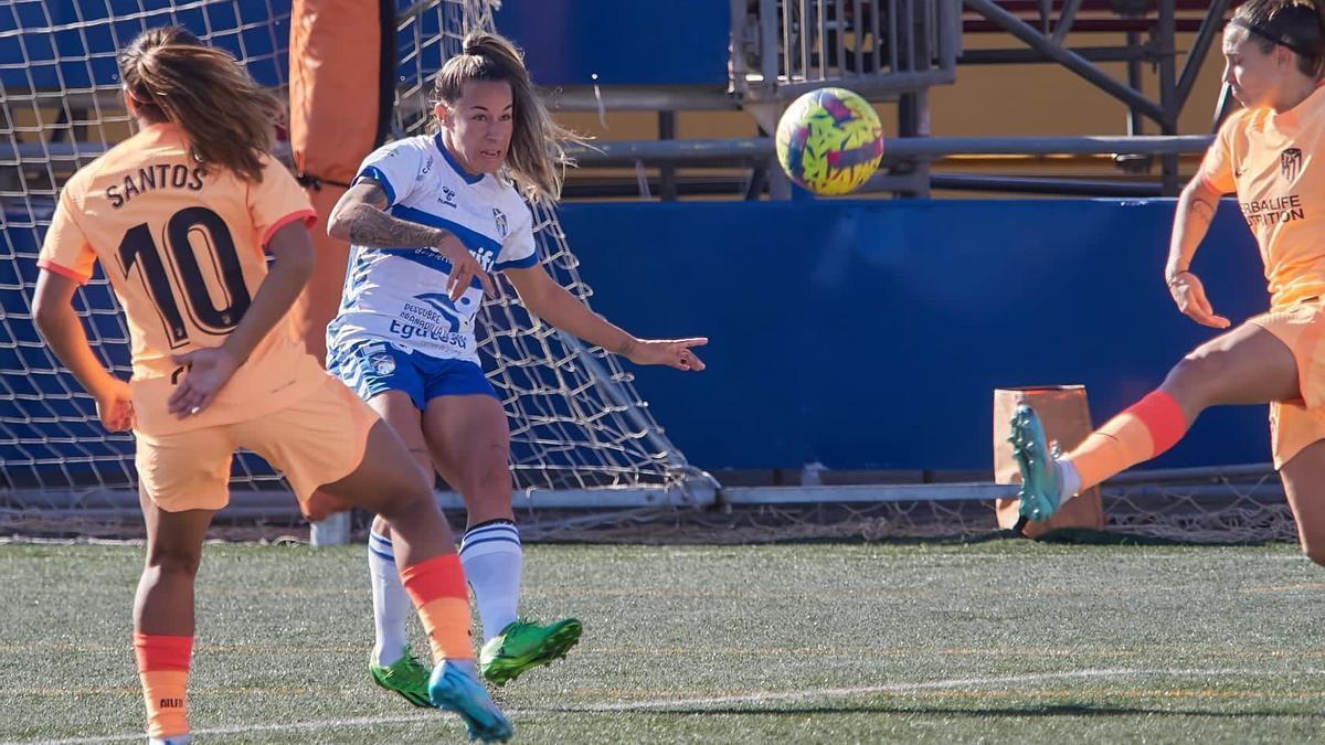 Pisco despeja el balón en una acción del Costa Adeje-Atlético del pasado curso.