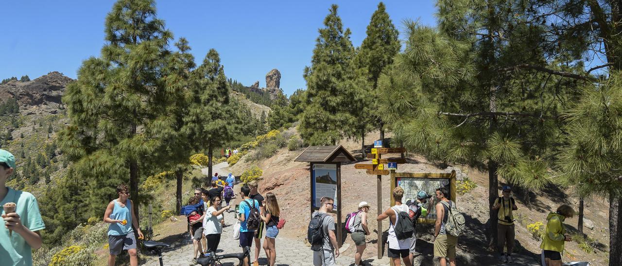 Turistas en el inicio del sendero desde la Degollada de La Goleta al Roque Nublo