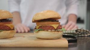 Nestlé lanza en España su hamburguesa 100% vegetal.