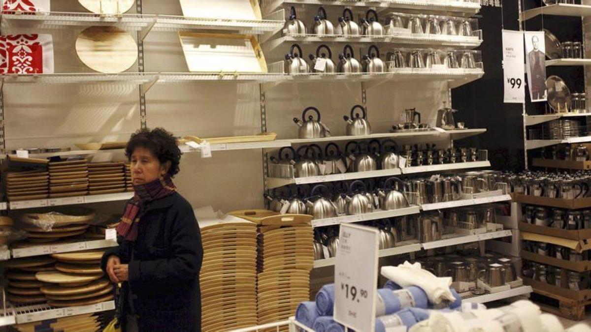 Señora en grandes almacenes.