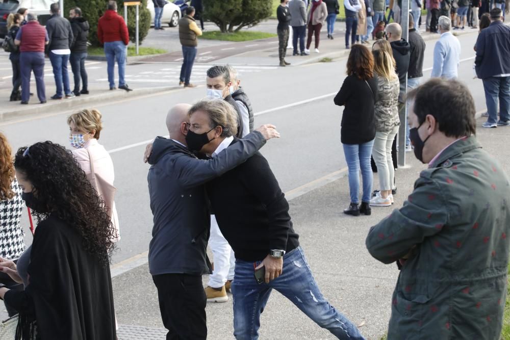 Más de mil personas despiden al hostelero gijonés Floro Gordillo con una cadena humana.