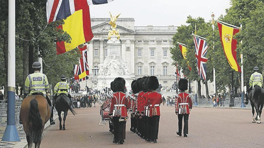 Las banderas españolas ya lucen en Londres. // Efe