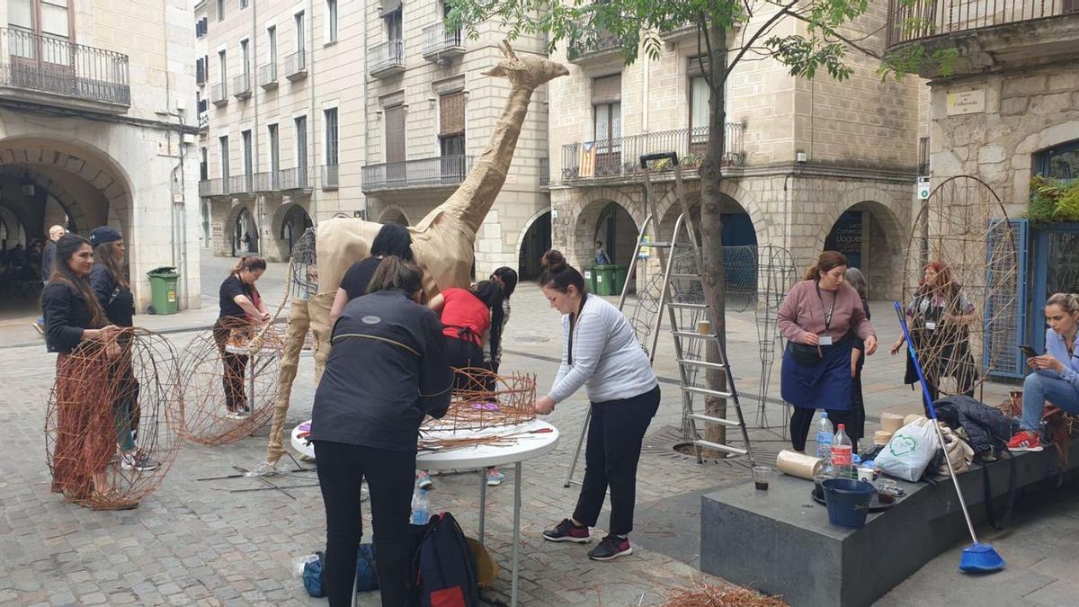 Muntatge que s’està fent en un lateral entre el pont de Pedra i la plaça del vi.  | ORIOL PUIG