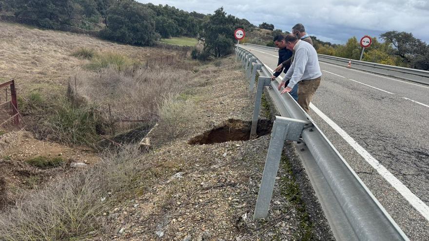Reabre el tramo de la A-476 tras repararse uno de los socavones en El Castillo de las Guardas
