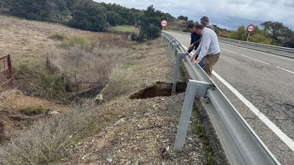 Socavón en la A-476 en El Castillo de las Guardas.