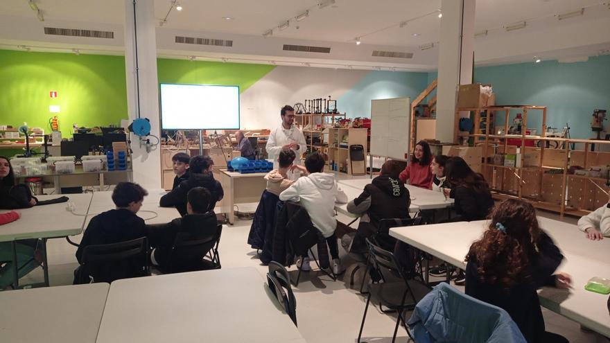 Estudiantes del IES La Azucarera de Zaragoza aprenden sobre Arduino en Etopia