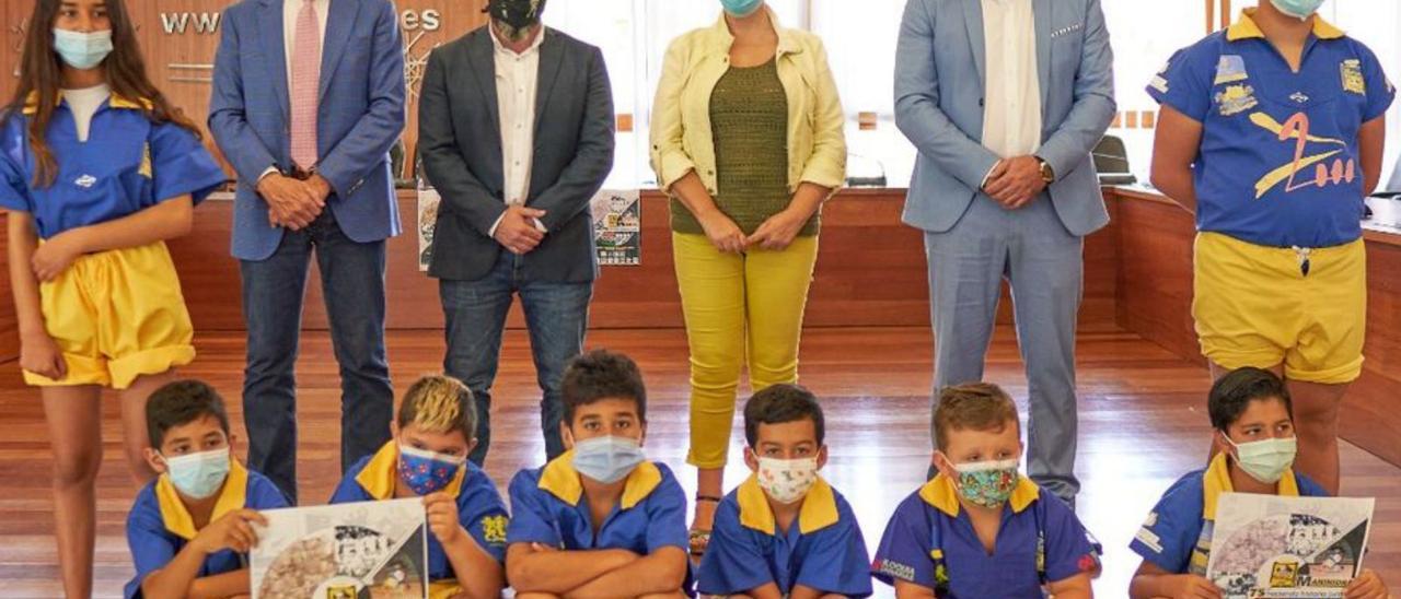 De izquierda a la derecha, detrás, Francisco Rivero, Antonio Tenesor Pérez, Ana Hernández y Pedro Antonio Lozano, junto a niños del club de lucha.  | | LP/DLP