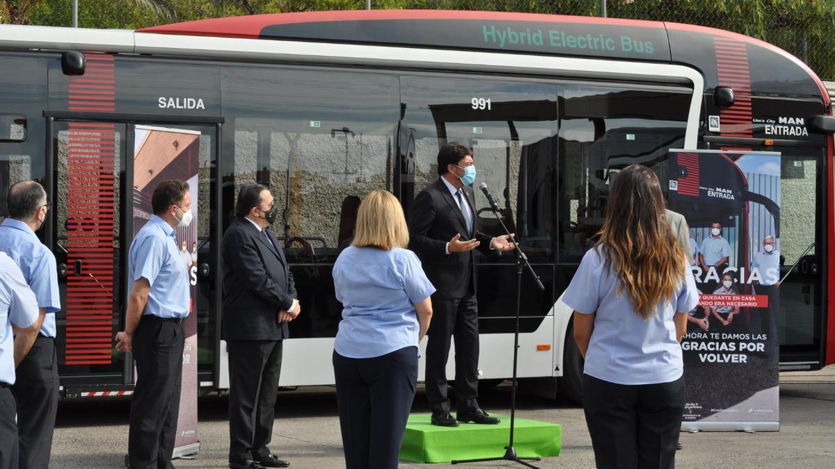 Luis Barcala se ha desplazado hasta las cocheras de Masatusa, la empresa concesionaria del transporte público colectivo de Alicante.