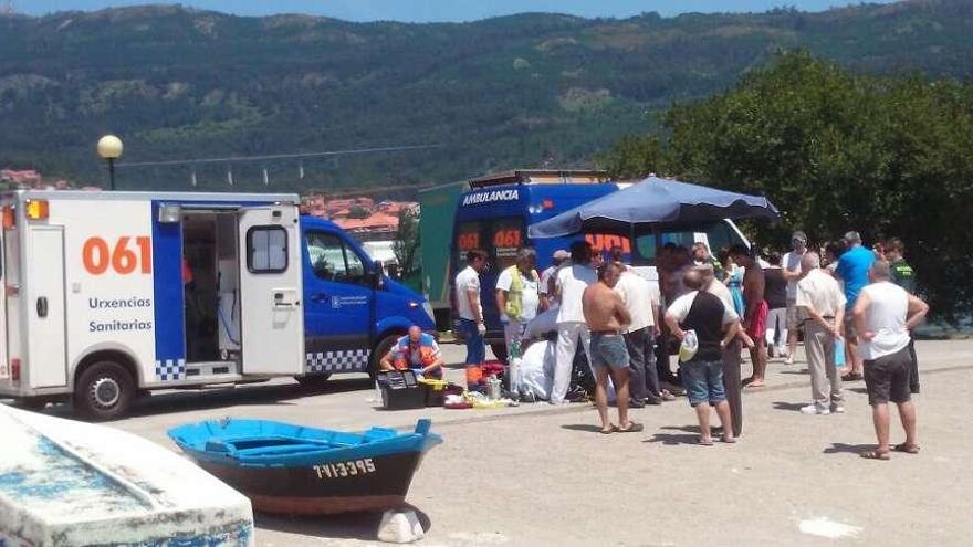 Los servicios de emergencia reaniman al bañista rescatado en Moaña.