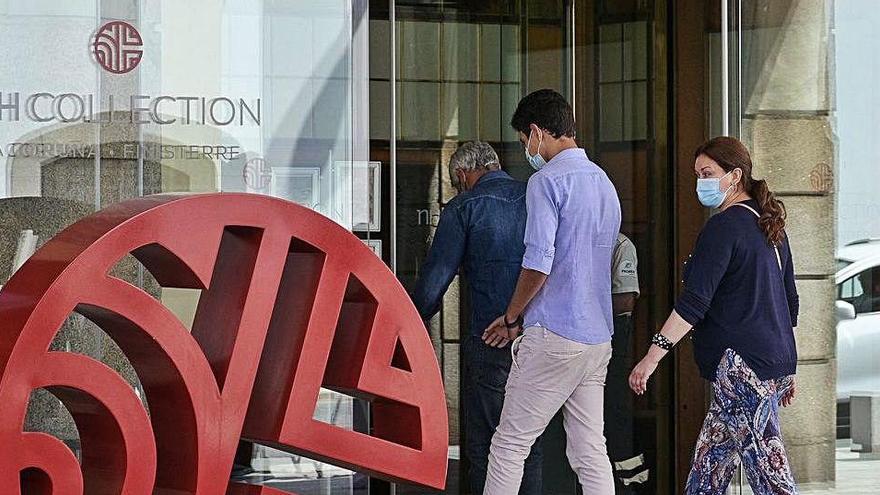 Persones entrant a l&#039;hotel on s&#039;allotja l&#039;expedició del Fuenlabrada, que està confinada.