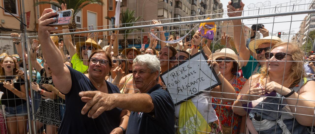 Reyes Martí, móvil en mano, se fotografía con el público tras el disparo del 19 de junio en Luceros
