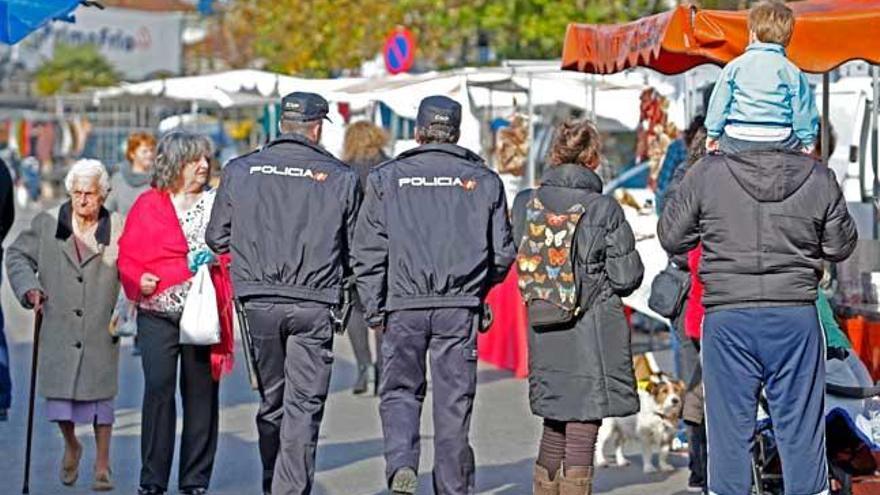 Agentes de Policía vigilan el mercadillo de Redondela tras el regreso de los &quot;zamoranos&quot;. // Marta G. Brea