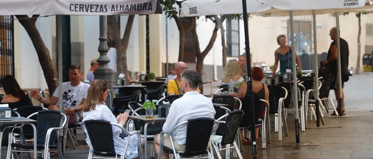 Clientes  sentados en una terraza de Córdoba esta semana.