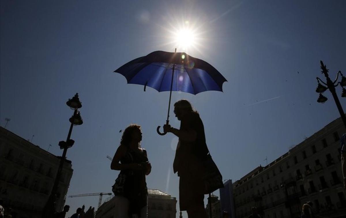 Vista de la Puerta del Sol de Madrid, sota la intensa calor.