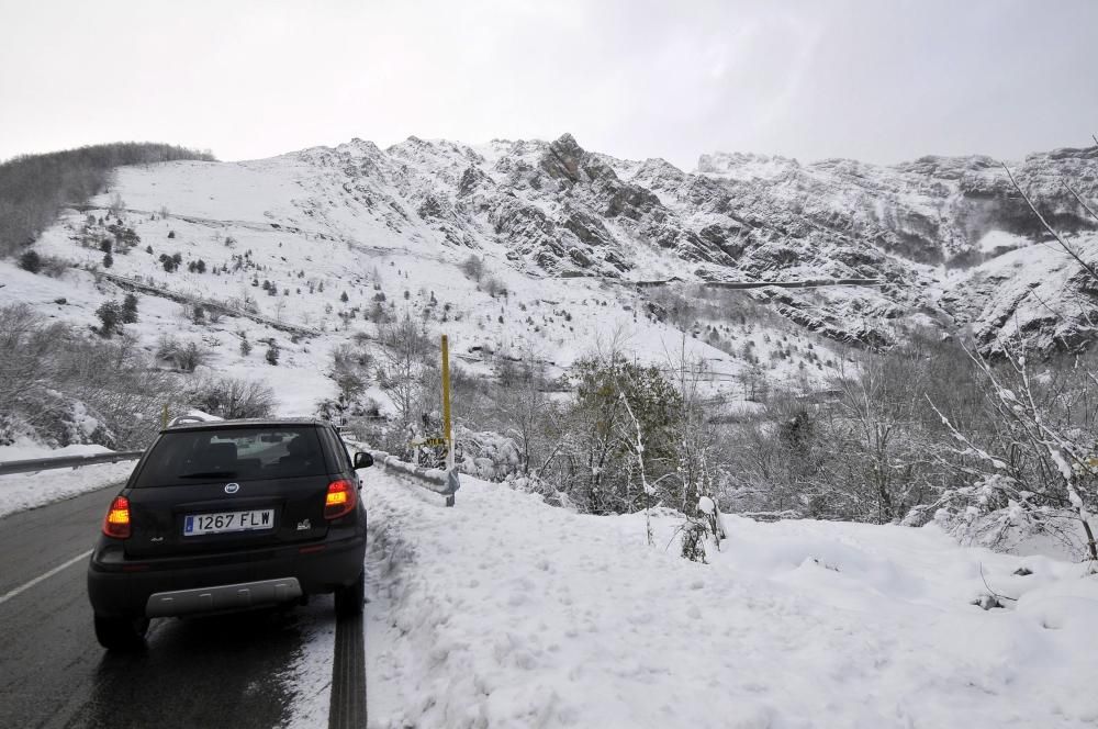 San Isidro luce bajo un manto blanco de nieve