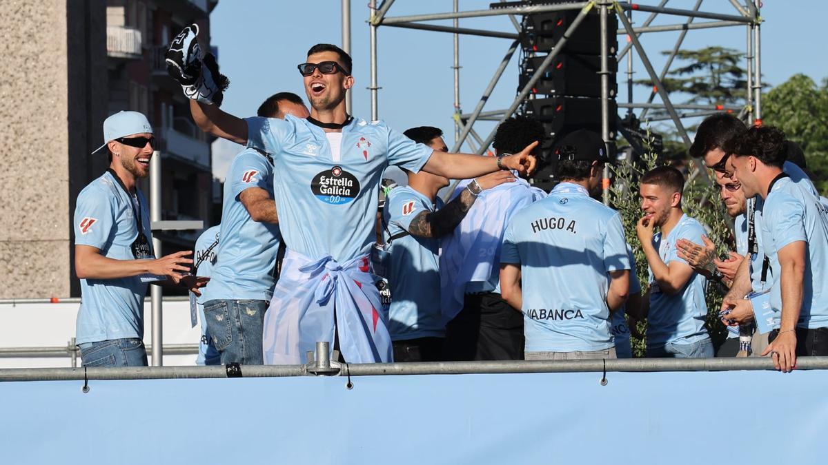 Celta y afición se abrazan en Plaza América