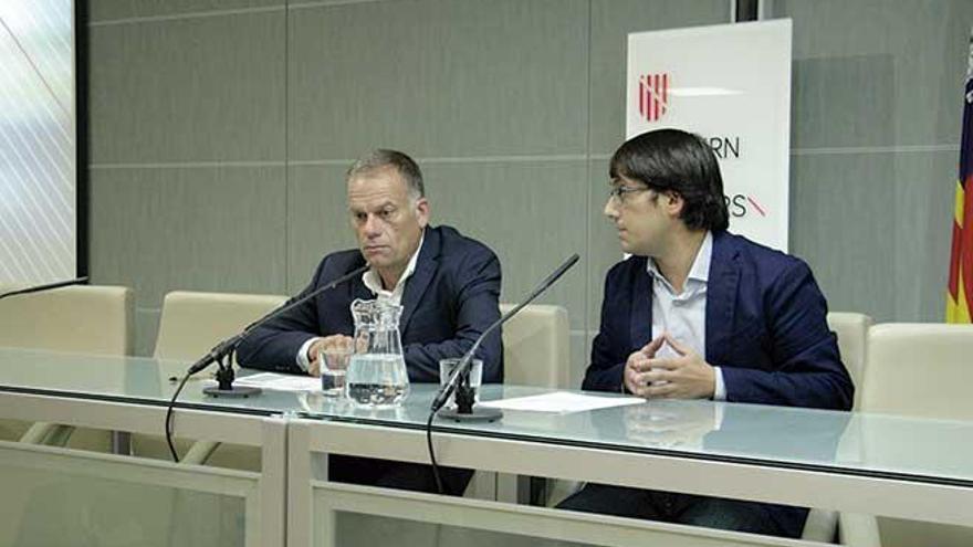 El director general de Empleo, Llorenç Pou, y el conseller de Trabajo, Iago Negueruela.