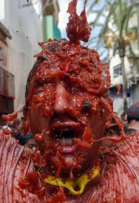 Impactants imatges de la Tomatina de Bunyol