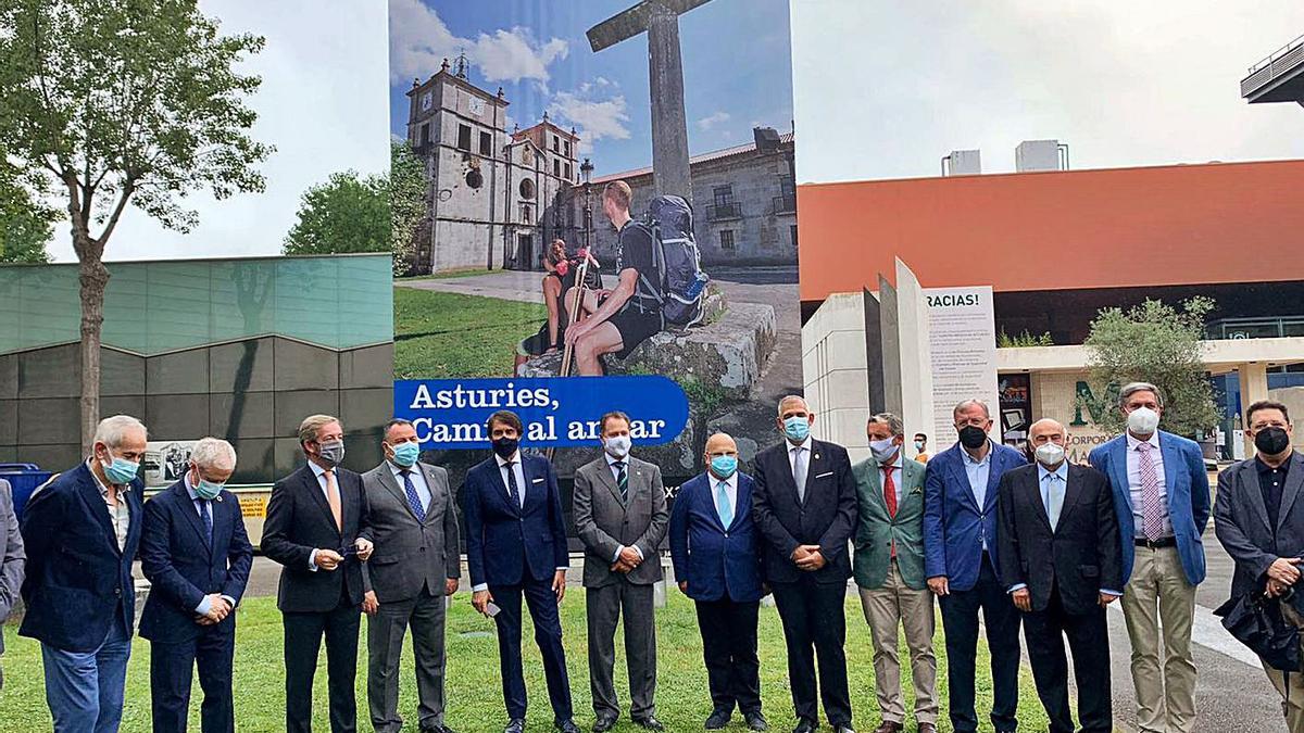 El consejero de Fomento y Medio Ambiente, Juan Carlos Suárez-Quiñones, quinto por la izquierda, participa en el Acto Institucional del Día de León en la 64 edición de la Feria de Muestras de Gijón-Asturias. | Ical