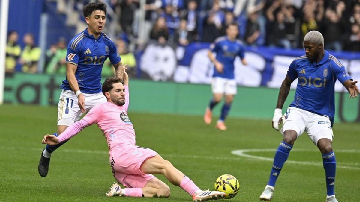 Javi Rueda golpea el balón
ante el oviedista Sibo, acompañado
de Colombatto.  | |  ELOY ALONSO