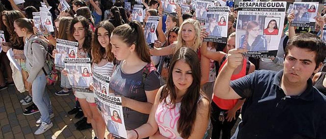 Los compañeros de la joven desaparecida muestran carteles