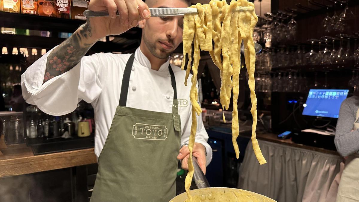 Cómo preparar la auténtica carbonara según Luca Buioni, segundo chef de cocina en el restaurante Totó