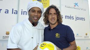 Ronaldinho y Puyol posan en el ’photocoll’ de Les Roquetes.