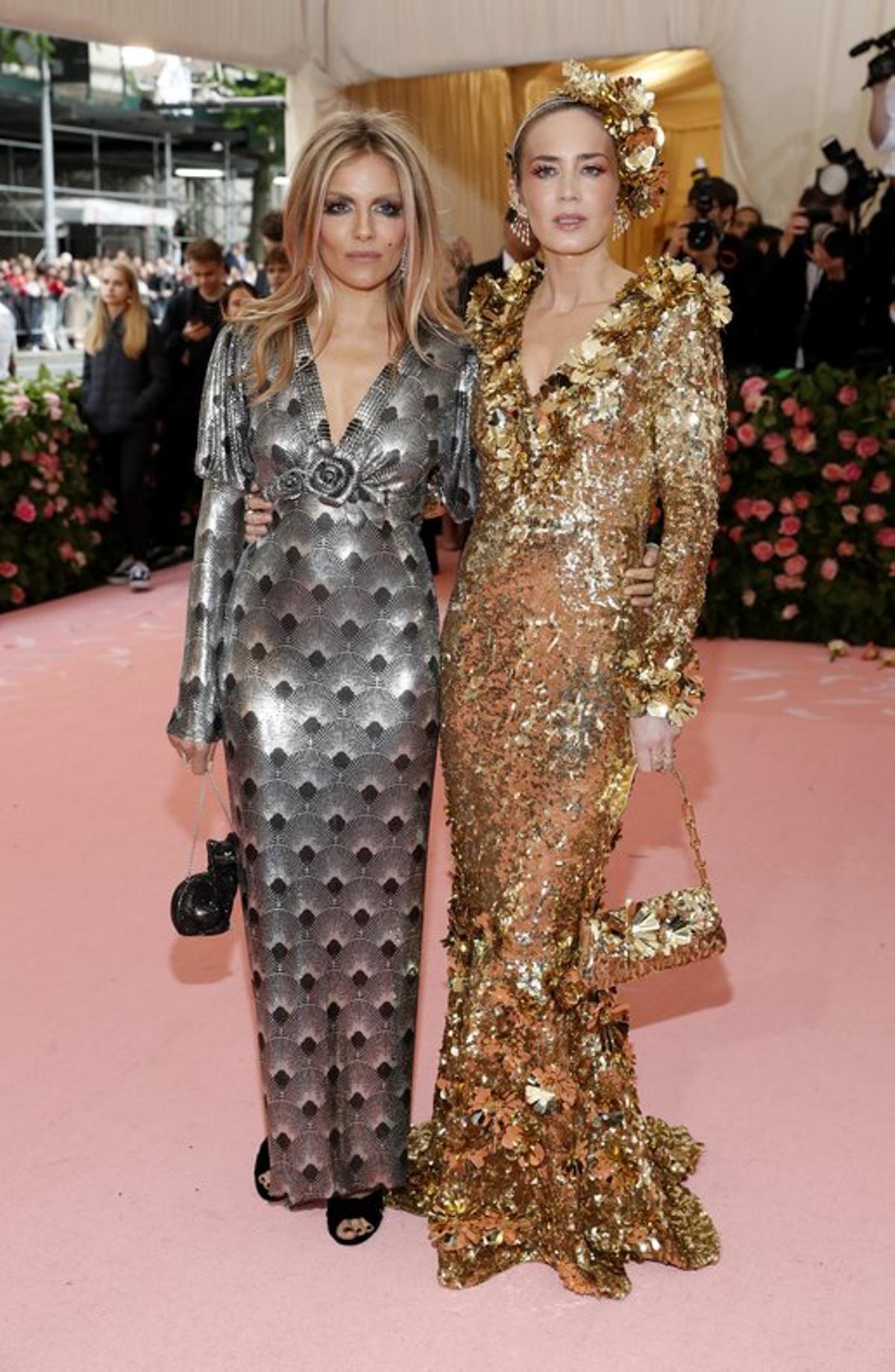 Las brillantes Sienna Miller (Paco Rabanne) y Emily Bunt (Michael Kors).