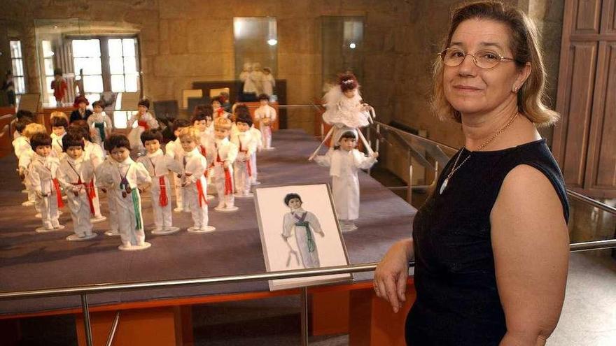 Margot Araújo, con los trajes que realizó para una exposición sobre el Corpus redondelano. // FdV