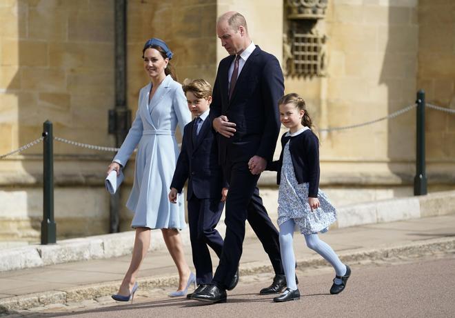 Kate Middleton y el príncipe William con sus hijos mayores, George y Charlotte, en la misa de Pascua de 2022