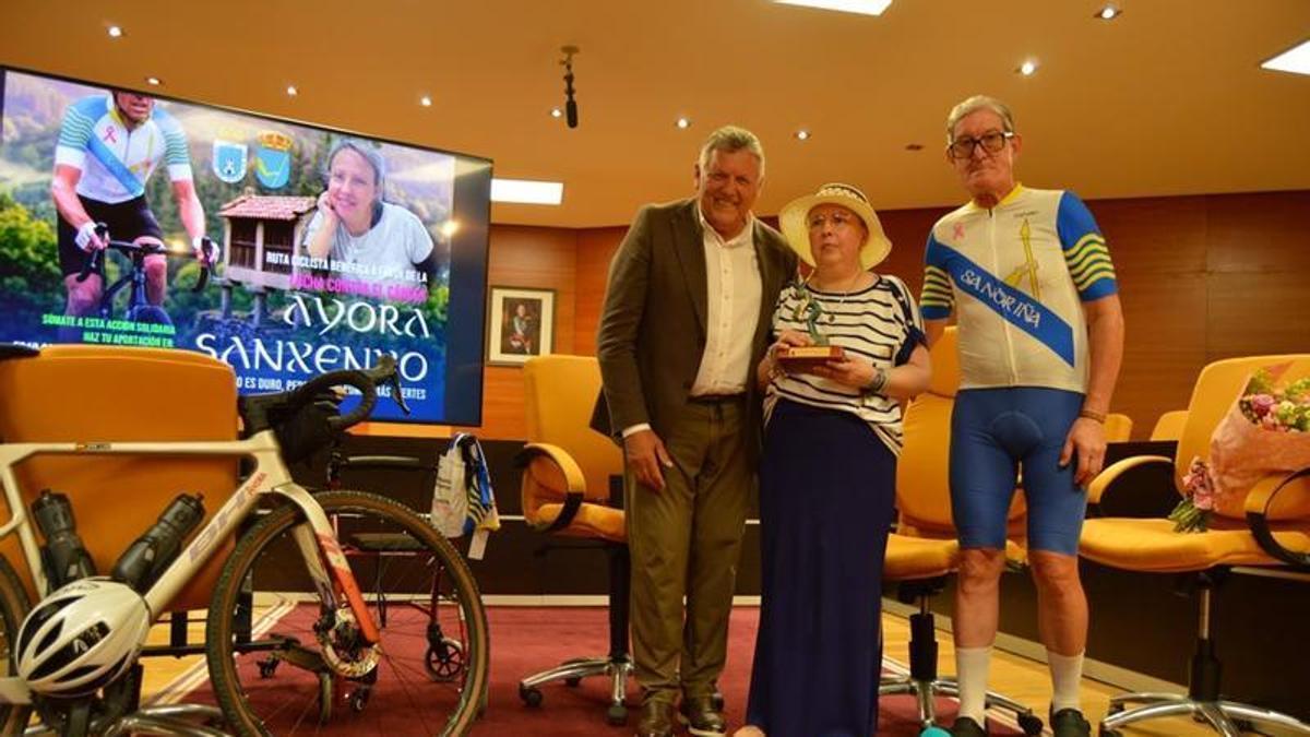 Sandra Piñeiro y José Luis Martínez, con el alcalde, en la recepción del sábado.