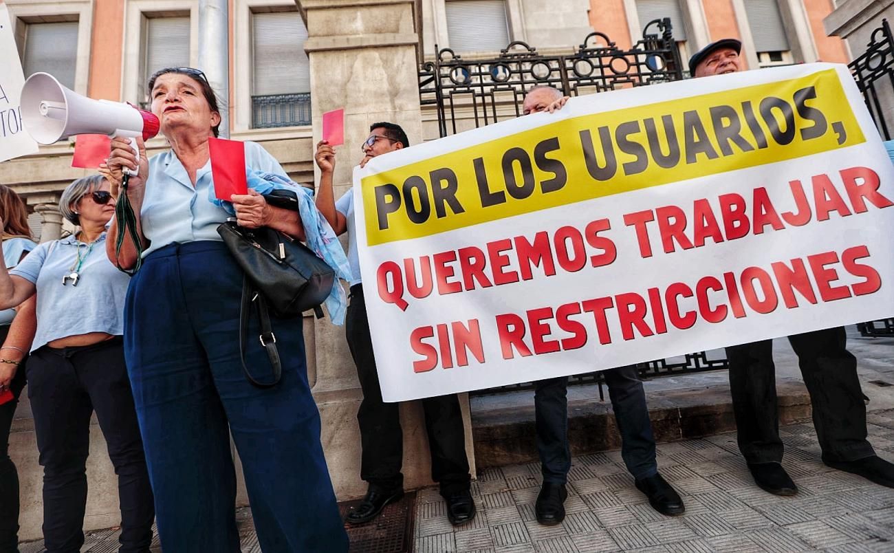 Concentración de taxistas por la Mesa del Taxi