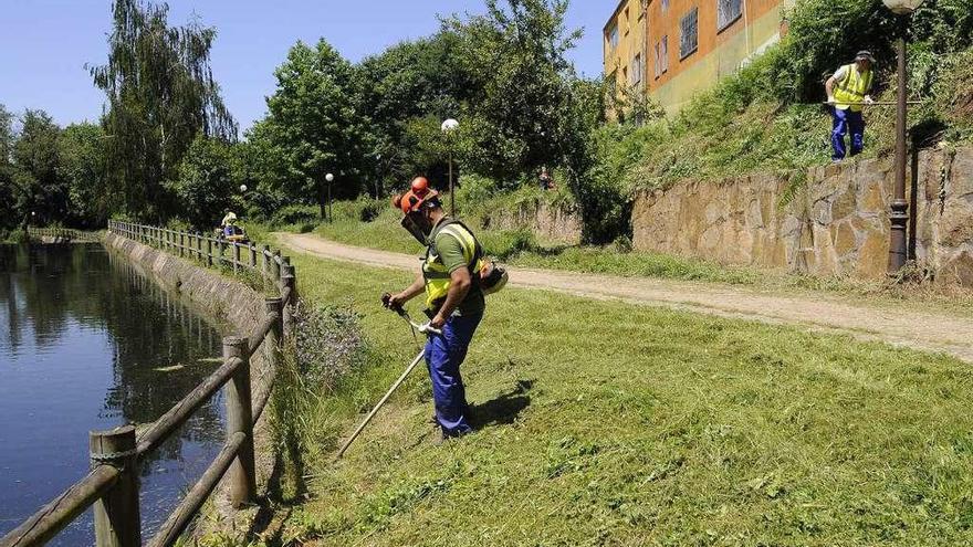 El Concello recurrió el mes pasado a operarios municipales para acondicionar el Pontiñas. // Bernabé/J:Lalín