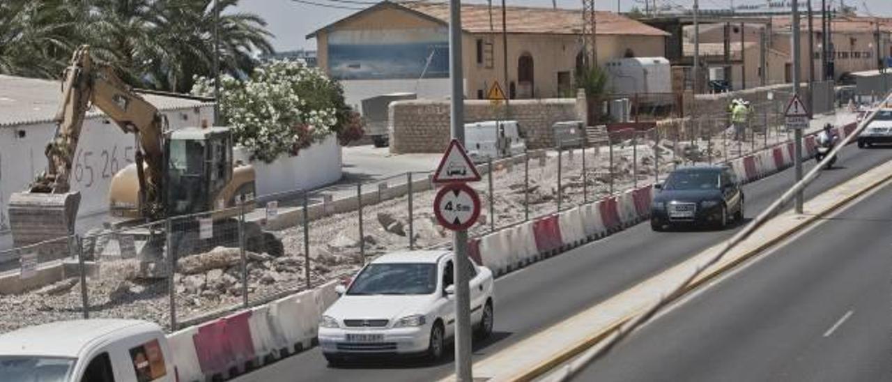 Ferrocarriles de la Generalitat inició ayer unas nuevas obras para terminar el sendero marítimo de la Cantera que debía haberse inaugurado en Hogueras y ahora se va a agosto.