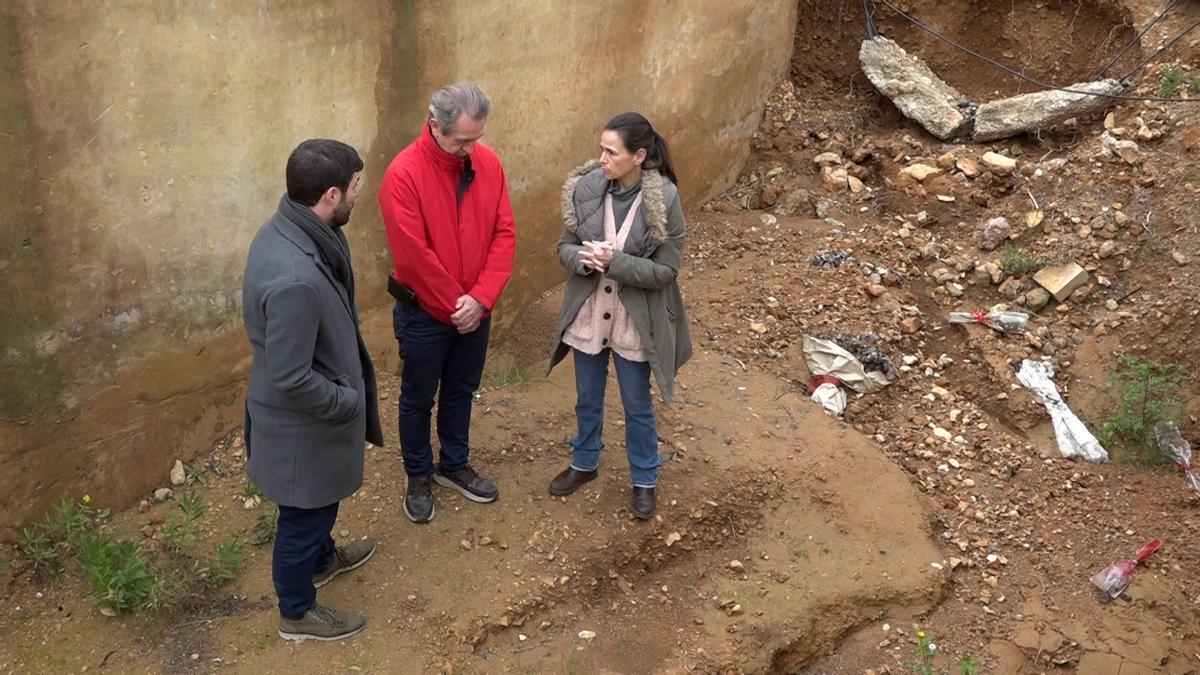 Marc Herrera, Miquel Tortella y Almudena García-Rubio, en la fosa donde fueron hallados los restos de Picornell.