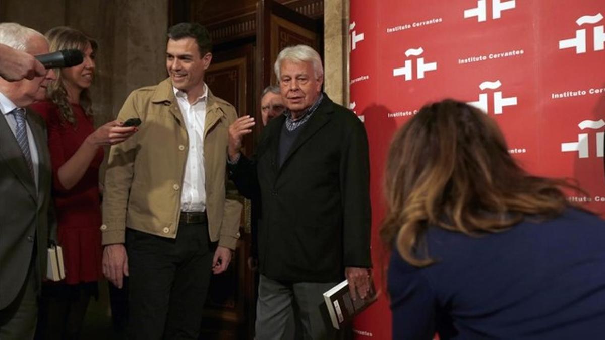 Pedro Sánchez y Felipe González, este jueves en un acto en Madrid.