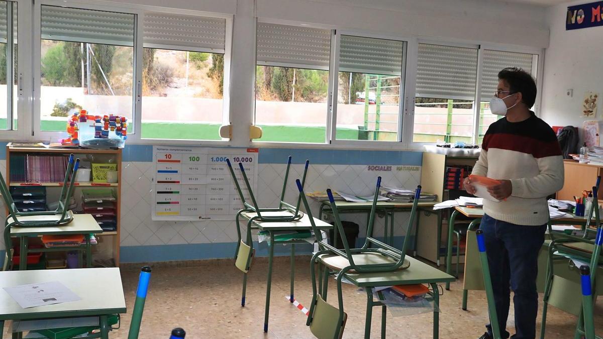 Ventanas abiertas para ventilar un aula tras una clase en el colegio La Concepción de Cartagena. / Juan Caballero