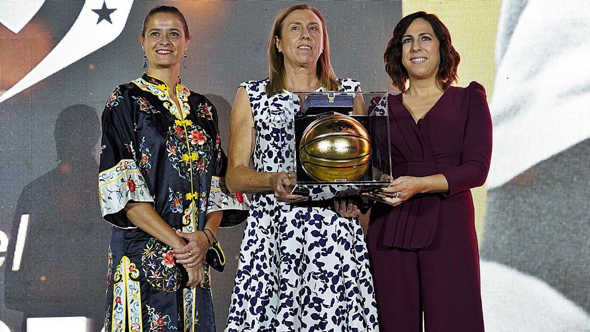 Anabel y Silvia, hijas de Maribel Lorenzo, recogieron su premio