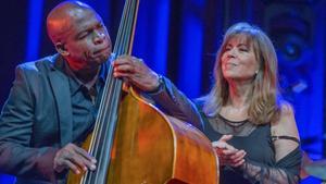 Maria del Mar Bonet y el contrabajista Jorge Reyes, en el Liceu.