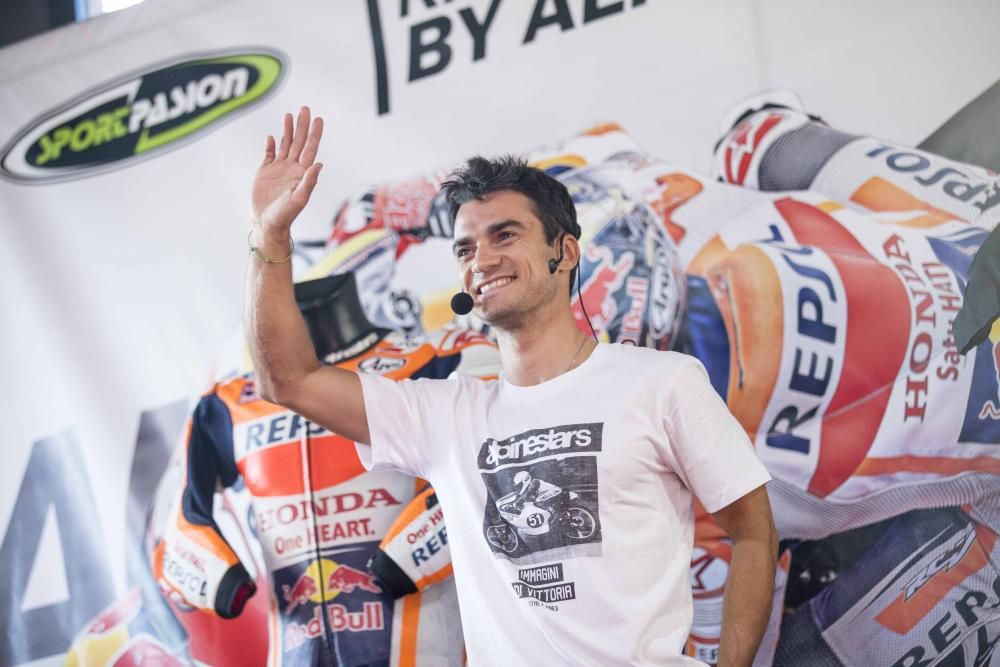 Decenas de aficionados de las motos pudieron conocer al piloto del equipo Repsol Honda en las instalaciones de Sport Pasión.