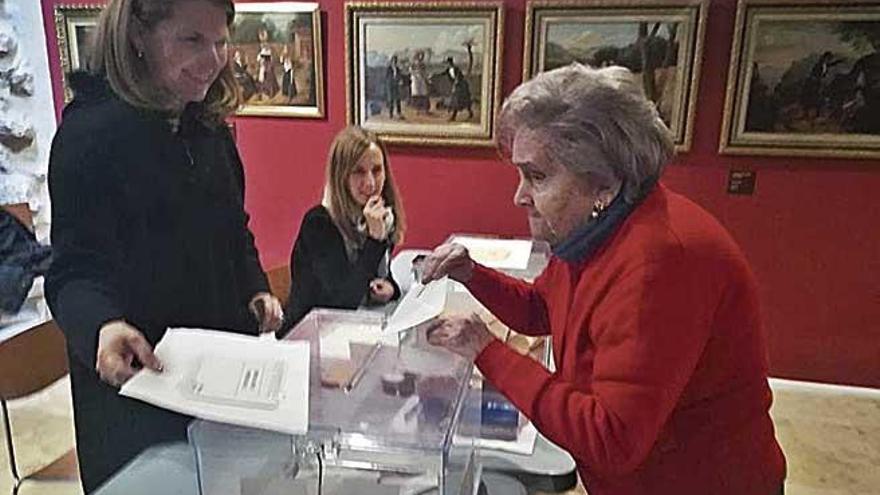 Francisca Sastre, de 99 aÃ±os, depositÃ³ su voto en AlarÃ³.