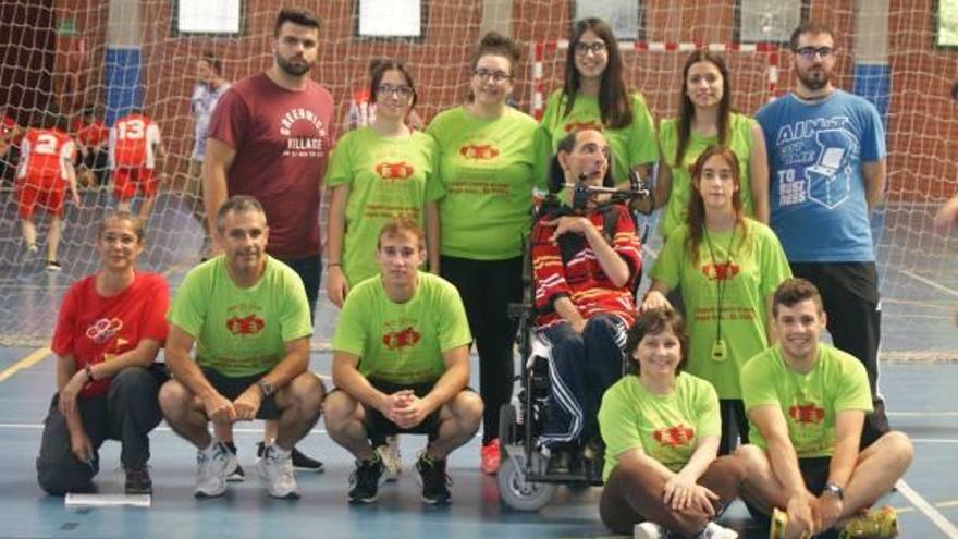 Jugadores del Centre Ocupacional La Costera durante la final de la liga de baloncesto Copava.