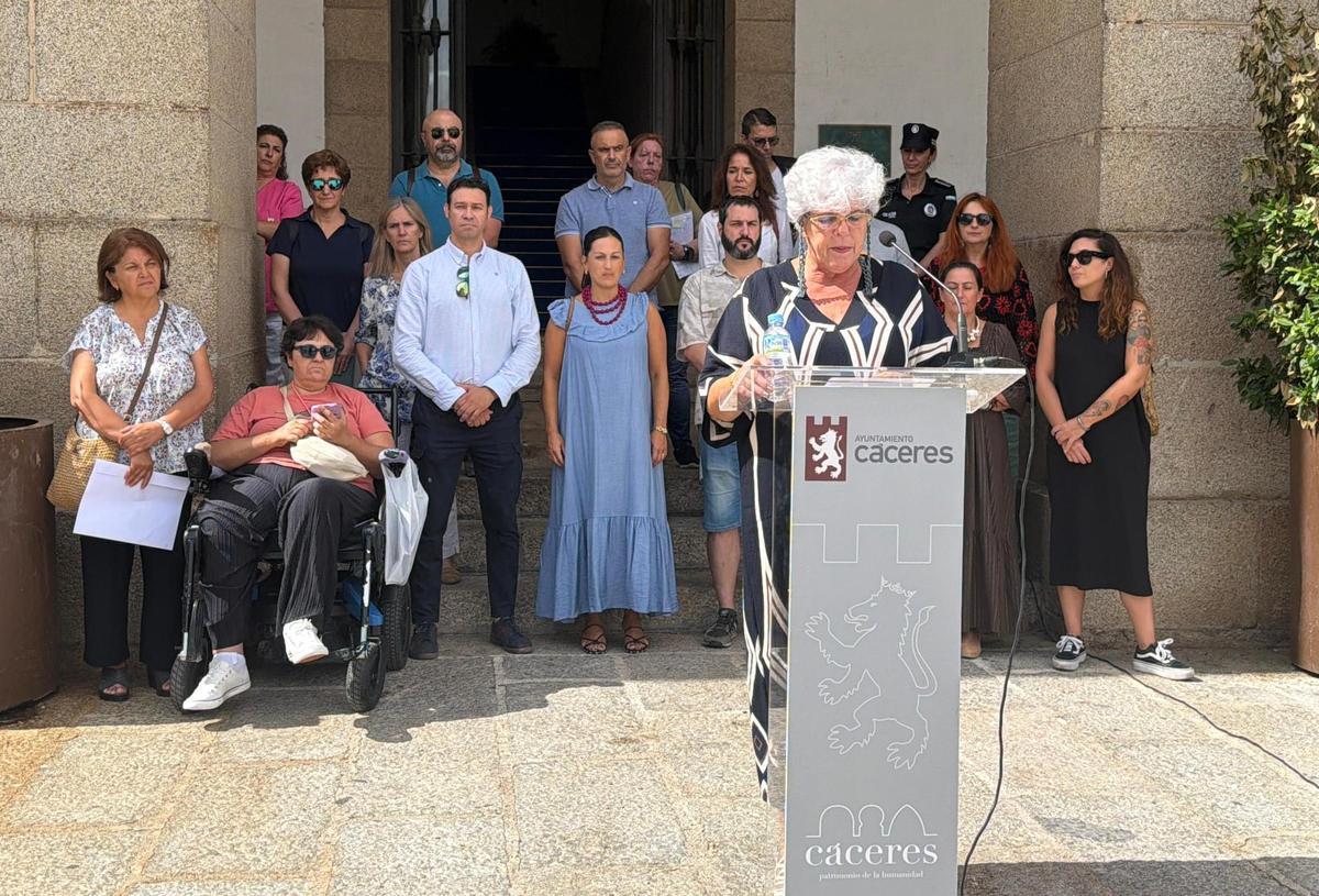 Olga Maestre, trabajadora municipal, durante la lectura del manifiesto en los soportales del ayuntamiento.