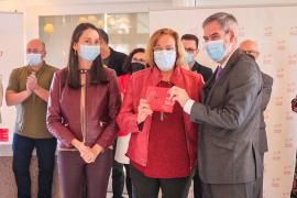 Belén Machado, responsable de Fundación Cepsa, Carmen María Lucas (Acufade) y José Manuel Fernández Sabugo, director de Cepsa en Canarias.