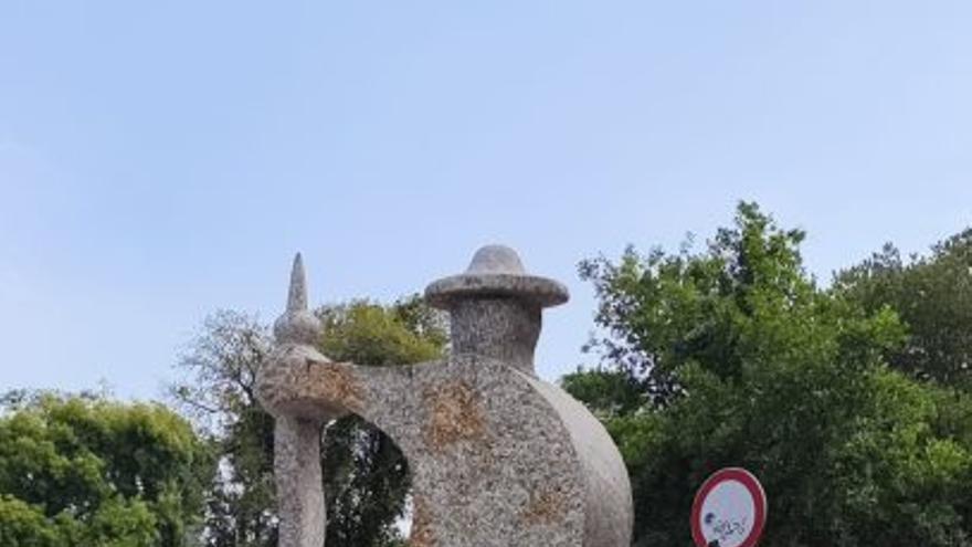 Tui da la bienvenida a los peregrinos con una escultura de piedra