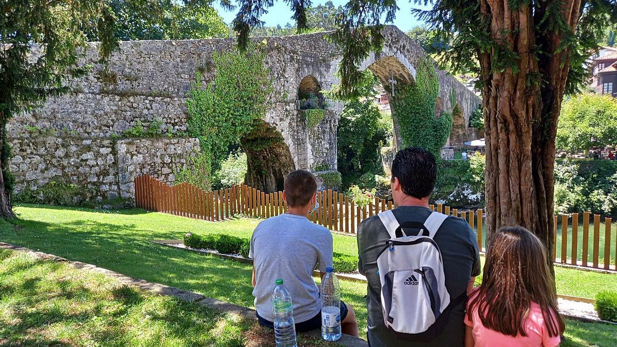 Visitantes, ayer, junto al puente “romano” de Cangas de Onís. | M. Villoria