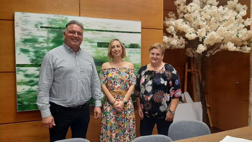 Por la izquierda, Alejandro Villa, Susana Madera y Pilar Santianes, ayer, en el Ayuntamiento. | L. Palacios